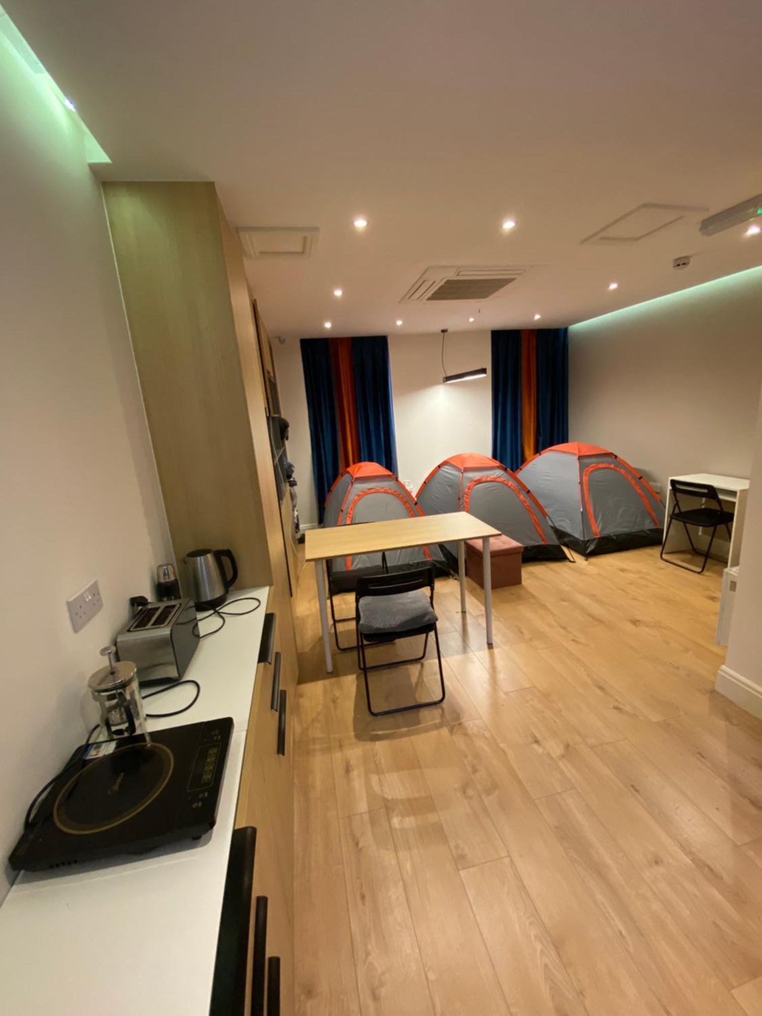 Hotel Little Wooden Hut Londra Esterno foto